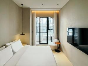 Classic Double Room - Street view
