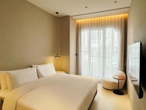 Classic Double Room - Street view