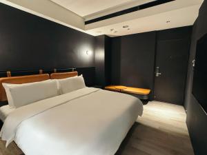 Phòng Đôi Deluxe Nhìn ra Đường phố (Deluxe Double Room with Street View)
