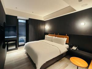 Phòng Đôi Deluxe Nhìn ra Đường phố (Deluxe Double Room with Street View)
