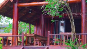 Phòng Gia Đình Nhìn Ra Hồ (Family Room with Lake View)