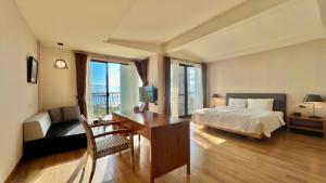 Phòng Deluxe Giường Đôi Với Ban Công và Tầm Nhìn Ra Biển (Deluxe Double Room with Balcony and Sea View)