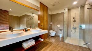 Phòng Deluxe Giường Đôi Với Ban Công và Tầm Nhìn Ra Biển (Deluxe Double Room with Balcony and Sea View)