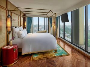 Deluxe Suite, King Bed, Lounge Access