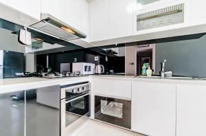 Căn Hộ 3 Phòng Ngủ Có Ban Công (Three-Bedroom Apartment with Balcony)