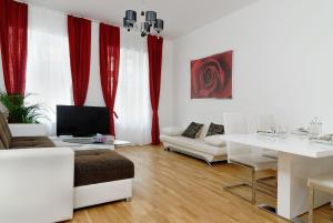 Deluxe Three-Bedroom Apartment with living room room in Grand Central Mitte Apartment