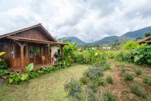 One-Bedroom Wooden Cabin with Mountain View