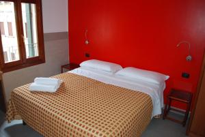 Double Room with Shared Bathroom room in Hotel San Geremia