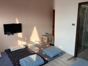 Phòng gia đình với phòng tắm riêng. (Family Room with Private Bathroom)