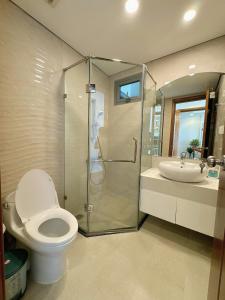 Căn Hộ 3 Phòng Ngủ Có Ban Công (Three-Bedroom Apartment with Balcony)