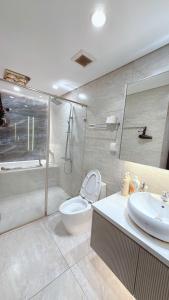 Căn Hộ 3 Phòng Ngủ Có Ban Công (Three-Bedroom Apartment with Balcony)
