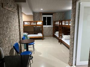Giường Tầng Trong Phòng Ngủ Tập Thể Cho Nam (Bunk Bed in Male Dormitory Room )