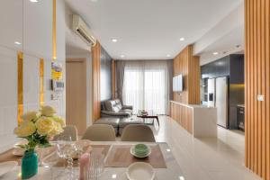 Căn Hộ 3 Phòng Ngủ Có Ban Công (Three-Bedroom Apartment with Balcony)