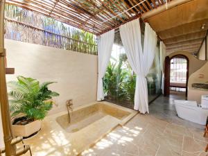 Phòng Deluxe Giường Đôi Có Bồn Tắm (Deluxe Double Room with Bath)