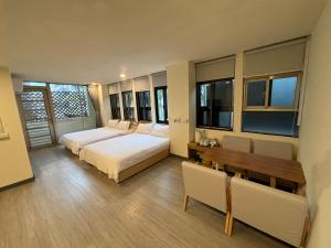 Phòng 4 Người Có Ban Công (Quadruple Room with Balcony)