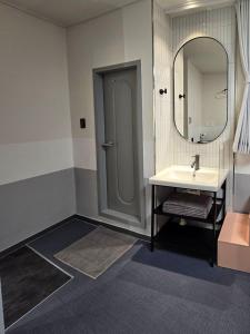 Phòng 3 Người Có Phòng Tắm Riêng (Triple Room with Private Bathroom)