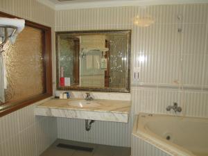 Suite Có Giường Cỡ King Và Bồn Tắm Spa (King Suite with Spa Bath)