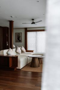 Suite Có Giường Cỡ King Nhìn Ra Biển (King Suite with Ocean View)