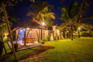 Phòng Gia đình Nhìn ra Vườn (Family Room with Garden View)