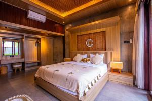 Phòng Gia đình Nhìn ra Vườn (Family Room with Garden View)