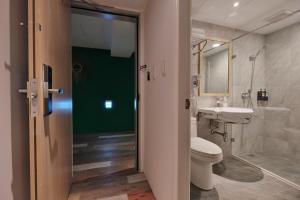 Phòng tiết kiệm 4 người (Economy Quadruple Room)