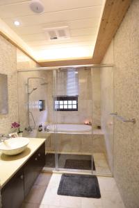 Phòng Deluxe Giường Đôi Có Bồn Tắm (Deluxe Double Room with Bath)