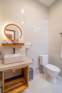 Căn Hộ 1 Phòng Ngủ Nhìn Ra Hồ Bơi (One-Bedroom Apartment with Pool View)