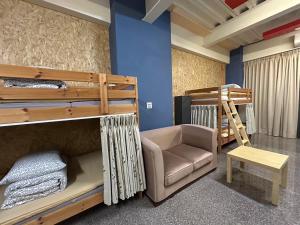 Giường Tầng Trong Phòng Ngủ Tập Thể Cho Nam Và Nữ (Bunk Bed in Mixed Dormitory Room)