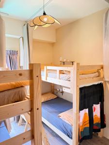 Giường Tầng Trong Phòng Ngủ Tập Thể Cho Nữ (Bunk Bed in Female Dormitory Room )