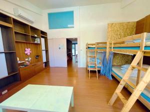 Giường trong Phòng ngủ tập thể Nữ 4 Người (Bed in 4-Bed Female Dormitory Room)