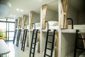 Giường Đơn Trong Phòng Ngủ Tập Thể Nữ (Single Bed in Female Dormitory Room)