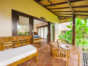 Suite Nhìn ra Hồ bơi (Suite with Pool View)