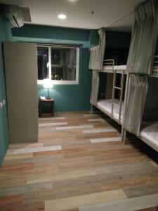 Giường Đơn Trong Phòng Ngủ Tập Thể Cho Nam Với Phòng Tắm Chung (Single Bed in Male Dormitory Room with Shared Bathroom)