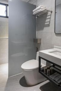 Phòng Deluxe Giường Đôi/2 Giường Đơn Có Ban Công (Deluxe Double or Twin Room with Balcony)