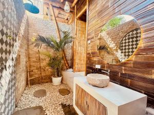 Phòng Deluxe Giường Đôi Có Ban Công (Deluxe Double Room with Balcony)