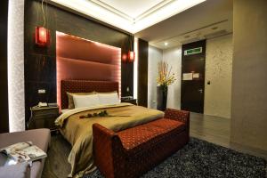 Phòng Đôi Thương Gia - Nhận Phòng Sau 6:00 Chiều (Business Double Room - Check-In After 6:00 PM)