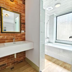 Phòng 4 Người Có Bồn Tắm (Quadruple Room with Bath)