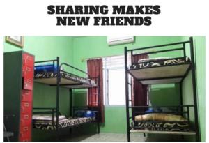 Giường Đơn trong Phòng ngủ tập thể (Single Bed in Dormitory Room)
