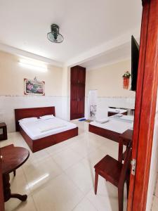 Phòng Gia đình Nhìn ra Vườn (Family Room with Garden View)