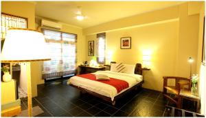 Phòng Deluxe Giường Đôi Có Vòi Sen (Deluxe Double Room with Shower)