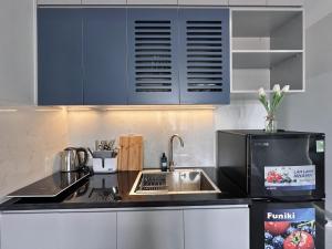 Căn Hộ Nhìn Ra Thành Phố (Apartment with City View)
