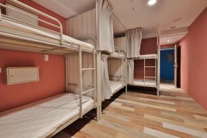 Giường Đơn trong Phòng ngủ tập thể Nữ với Phòng tắm chung (Single Bed in Female Dormitory Room with Shared Bathroom)