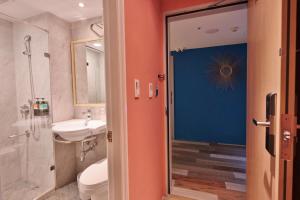 Giường Đơn trong Phòng ngủ tập thể Nữ với Phòng tắm chung (Single Bed in Female Dormitory Room with Shared Bathroom)