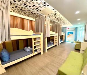 Giường Trong Phòng Ngủ Tập Thể 6 Giường (Bed in 6-Bed Dormitory Room)