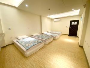 Phòng 4 Người Có Phòng Tắm Riêng Bên Ngoài (Quadruple Room with Private External Bathroom)