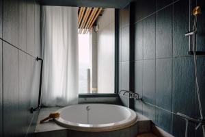 Phòng Deluxe hướng núi giường đôi hoặc 2 giường đơn (Deluxe Double or Twin Room with Mountain View)