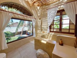 Phòng Có Giường Cỡ King Nhìn Ra Hồ Bơi (King Room with Pool View)