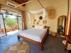 Phòng Có Giường Cỡ King Nhìn Ra Hồ Bơi (King Room with Pool View)