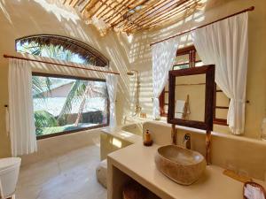 Phòng Có Giường Cỡ King Nhìn Ra Hồ Bơi (King Room with Pool View)