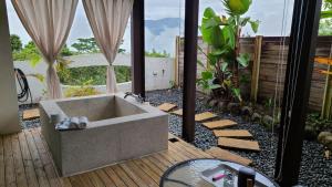 Phòng 4 Người Có Bồn Tắm (Quadruple Room with Bath)